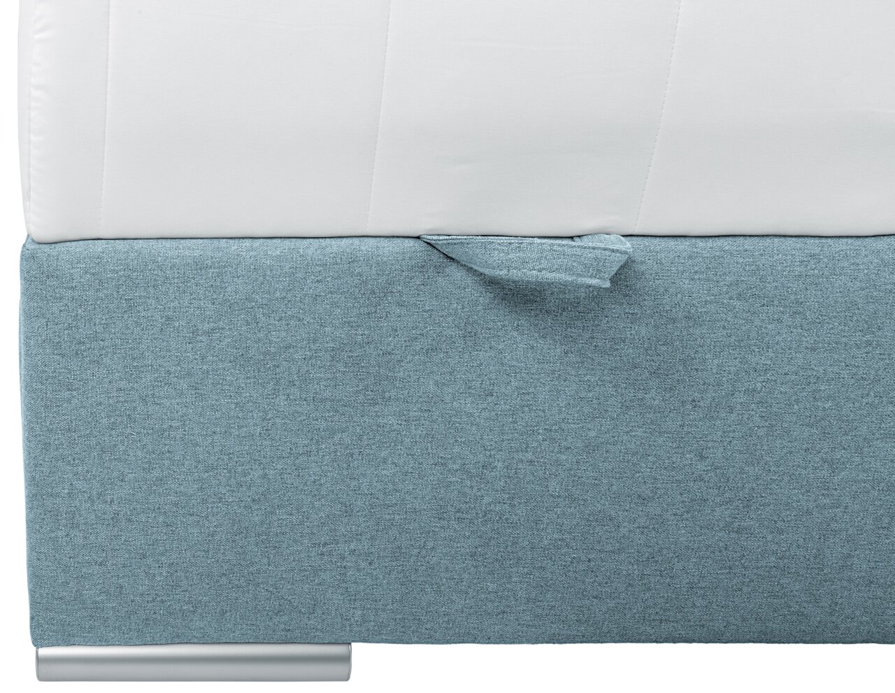 Nahaufnahme eines Boxspringbetts mit hellblauem Stoffbezug und weißer Matratze, seitliche Perspektive