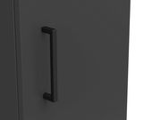 Nahaufnahme eines schwarzen Mehrzweckschranks mit modernem Griff, seitliche Perspektive