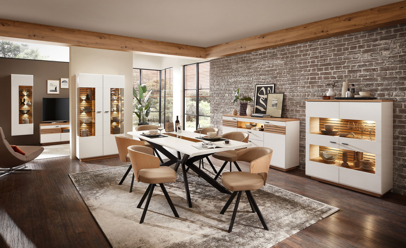 Zurbrüggen Highboard FRESNO Moderne Wohnzimmermöbel in einem stilvollen Raum mit Esstisch, Stühlen und beleuchteten Highboards, seitliche Perspektive.