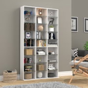 Modernes, weißes Bücherregal mit Glasböden und dekorativen Fächern, gefüllt mit Büchern, Vasen und Figuren, in einem Wohnzimmer – Frontansicht mit leicht schräger Perspektive von rechts.