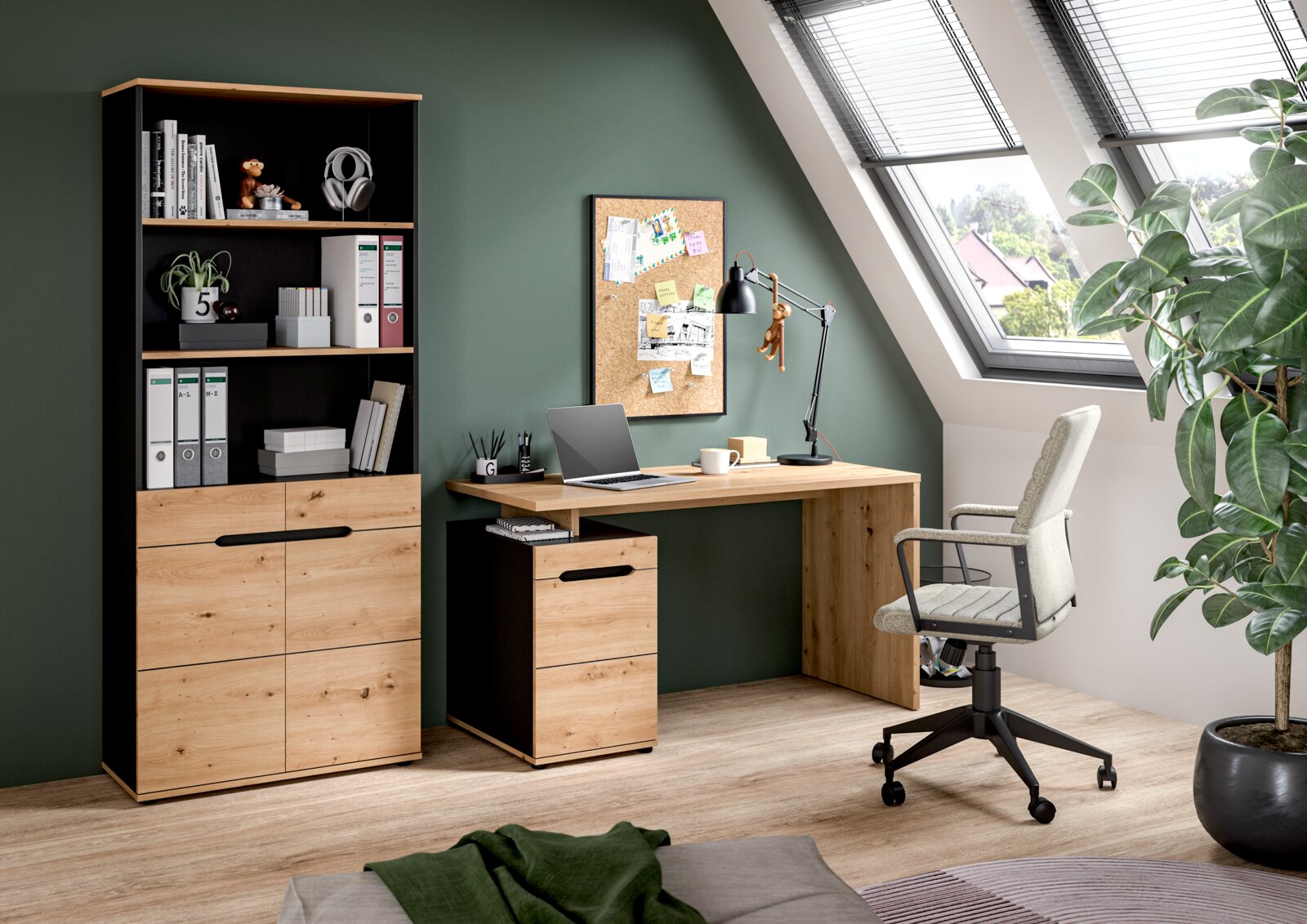 MID.YOU Schreibtisch CANU Modernes Homeoffice-Setup mit Schreibtisch in Eichenoptik und schwarzem Korpus samt Rollcontainer, daneben passendes Regal mit Ordnern; seitliche Perspektive im Dachgeschoss mit Schreibtischlampe, Laptop und Drehstuhl vor grün gestrichener Wand und Dachfe