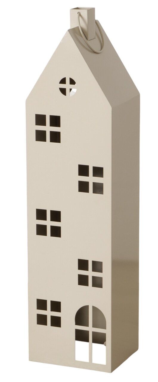 Beige Metall-Laterne in Hausform mit ausgeschnittenen Fenstern und Tragegriff, freigestellt auf weißem Hintergrund, schräg von vorne rechts fotografiert