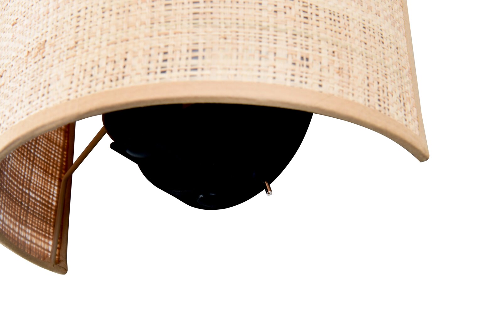 Nahaufnahme einer runden Deckenleuchte mit geflochtenem Rattan-/Bambus-Lampenschirm in Naturton und schwarzer Deckenhalterung, von unten (Untersicht) fotografiert