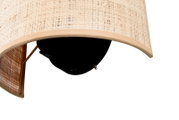 Nahaufnahme einer runden Deckenleuchte mit geflochtenem Rattan-/Bambus-Lampenschirm in Naturton und schwarzer Deckenhalterung, von unten (Untersicht) fotografiert