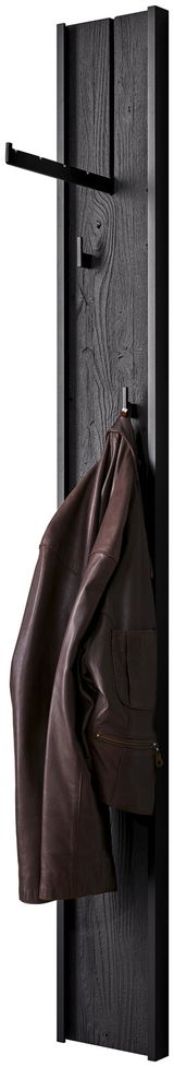 Schwarze Wandgarderobe aus Holz mit Haken, an der eine braune Lederjacke hängt, seitliche Perspektive