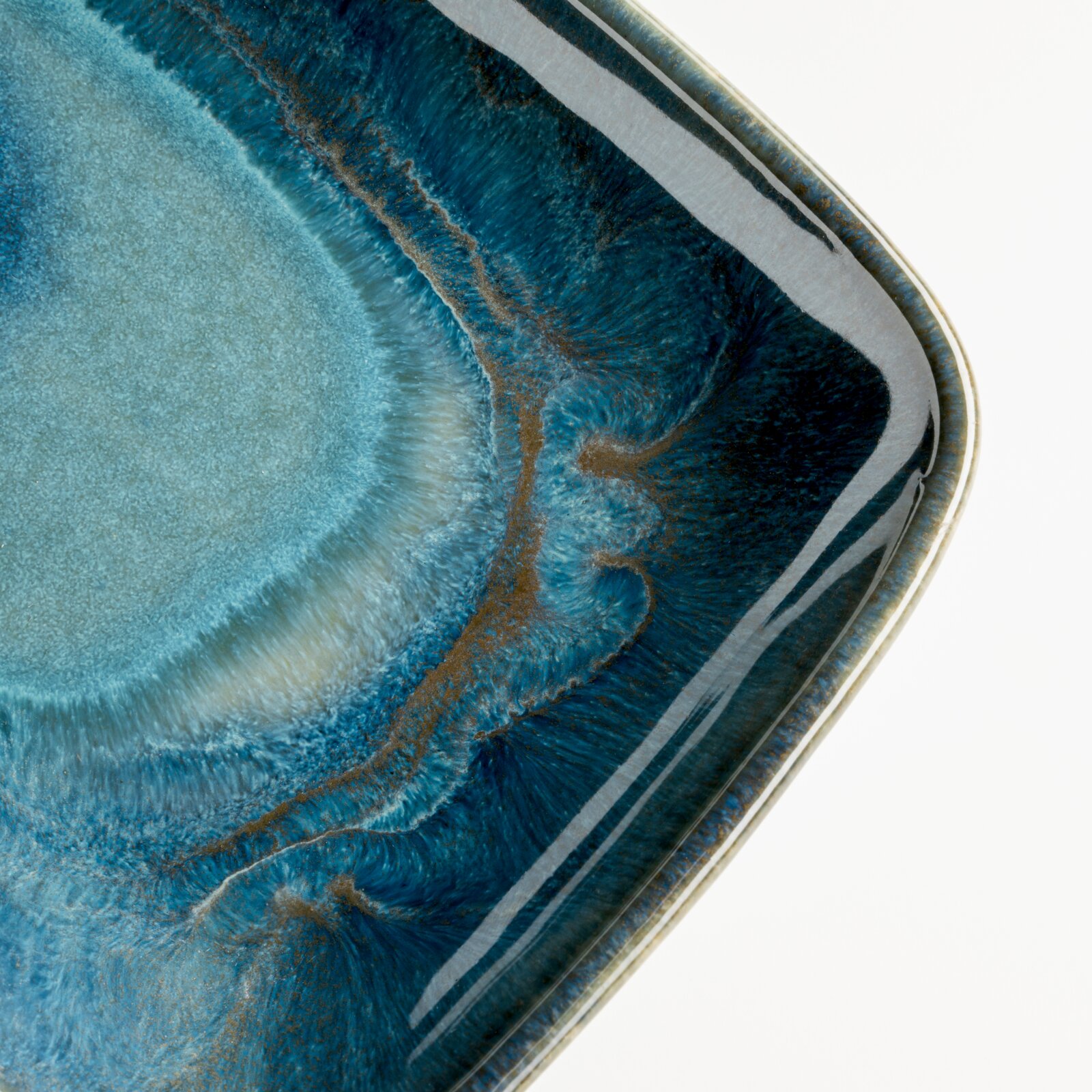 Gipfelstück Platten-Set 4-tlg. TIEFER SEE Detailaufnahme einer ovalen Kunstharz-Servierplatte mit blau-türkiser Marmorierung und goldenen Akzenten, schräg von oben fotografiert
