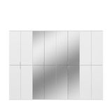 Frontale Ansicht einer modernen Garderobenkombination mit weißen Türen und integrierten Spiegeln.