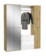 Garderobenkombination mit Holz- und Spiegelelementen, frontal betrachtet. In der Mitte befindet sich eine Kleiderstange mit zwei aufgehängten Jacken.