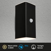 Schwarze Akku-Außenwandleuchte mit warmweißem Licht, IP44-Schutz und Dämmerungssensor, seitliche Perspektive