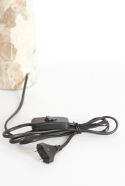 Nahaufnahme eines Lampenfußes aus Marmor mit einem schwarzen Kabel und Schalter, seitliche Perspektive
