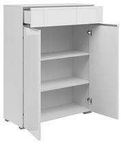 Weiße Kommode mit zwei offenen Türen und einer geöffneten Schublade, Frontansicht