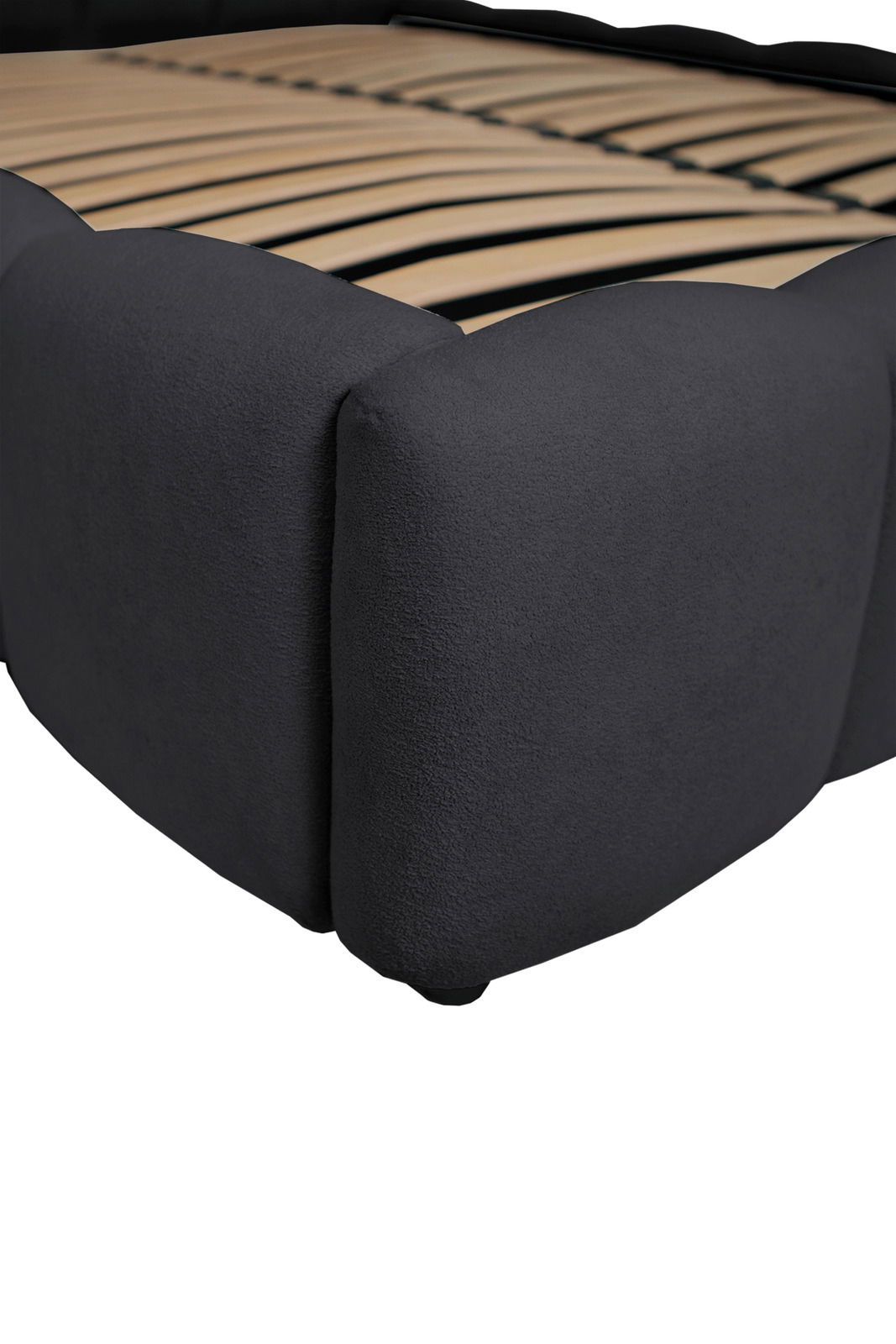 Nahaufnahme eines Polsterbettgestells in dunklem Stoff, seitliche Perspektive