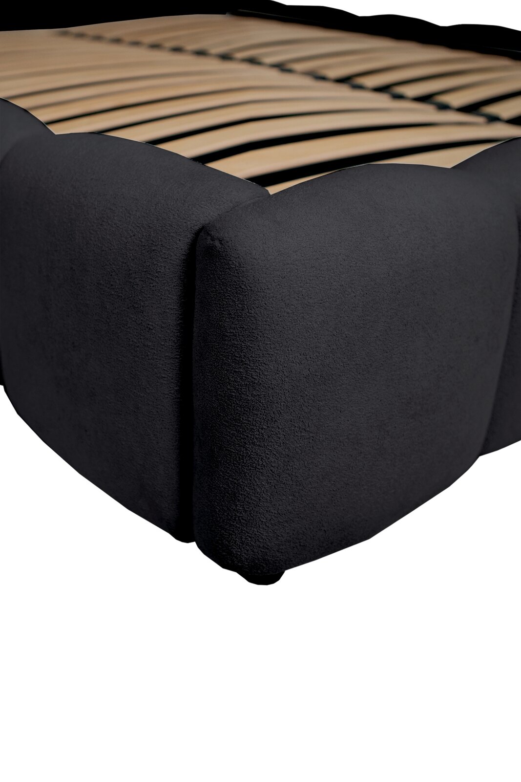 Nahaufnahme eines Polsterbettgestells in dunklem Stoff, seitliche Perspektive