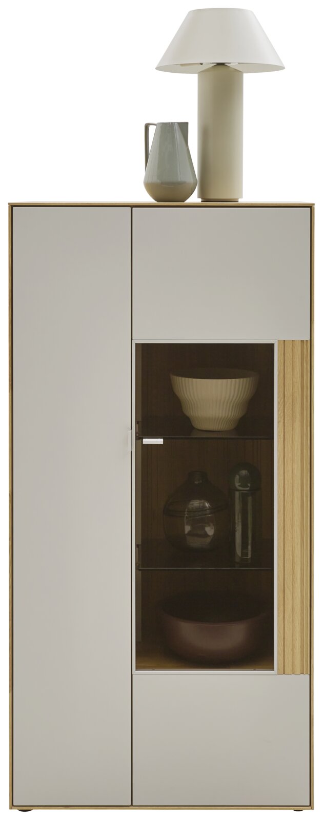 Moderne Vitrine/Highboard in Hellgrau mit Holzrahmen und vertikaler Holzleiste rechts, mittigem Glasfach mit Regalböden und Geschirr; Frontalansicht, leicht von oben, mit Lampe und Krug auf der Oberseite