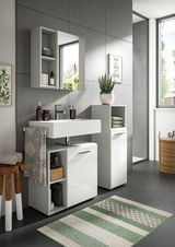 Moderne Badkombination mit Waschbecken, Spiegel und Stauraum, seitliche Perspektive