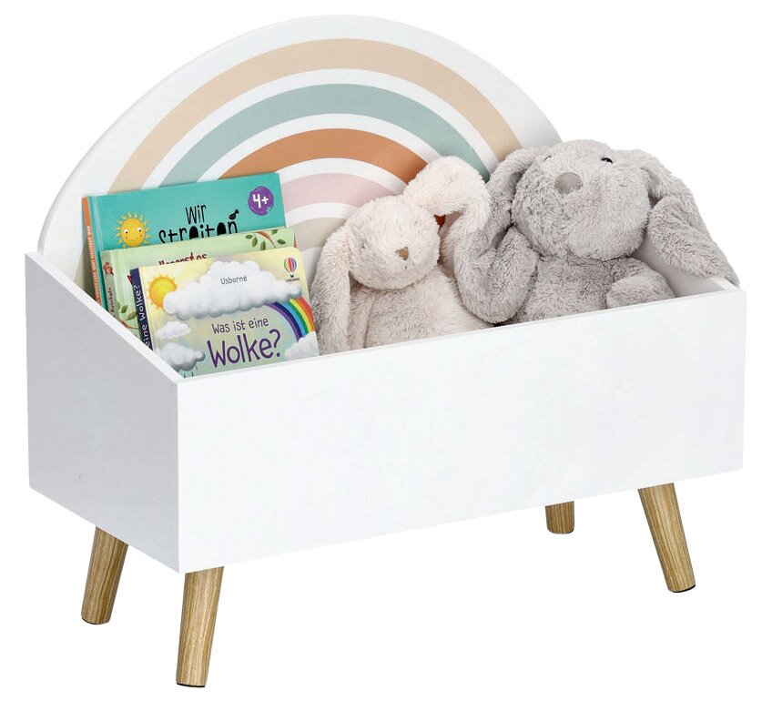Weiße Kinder-Aufbewahrungstruhe mit Holzbeinen, gefüllt mit Plüschtieren und Büchern, mit Regenbogenmotiv auf der Rückseite, seitliche Perspektive