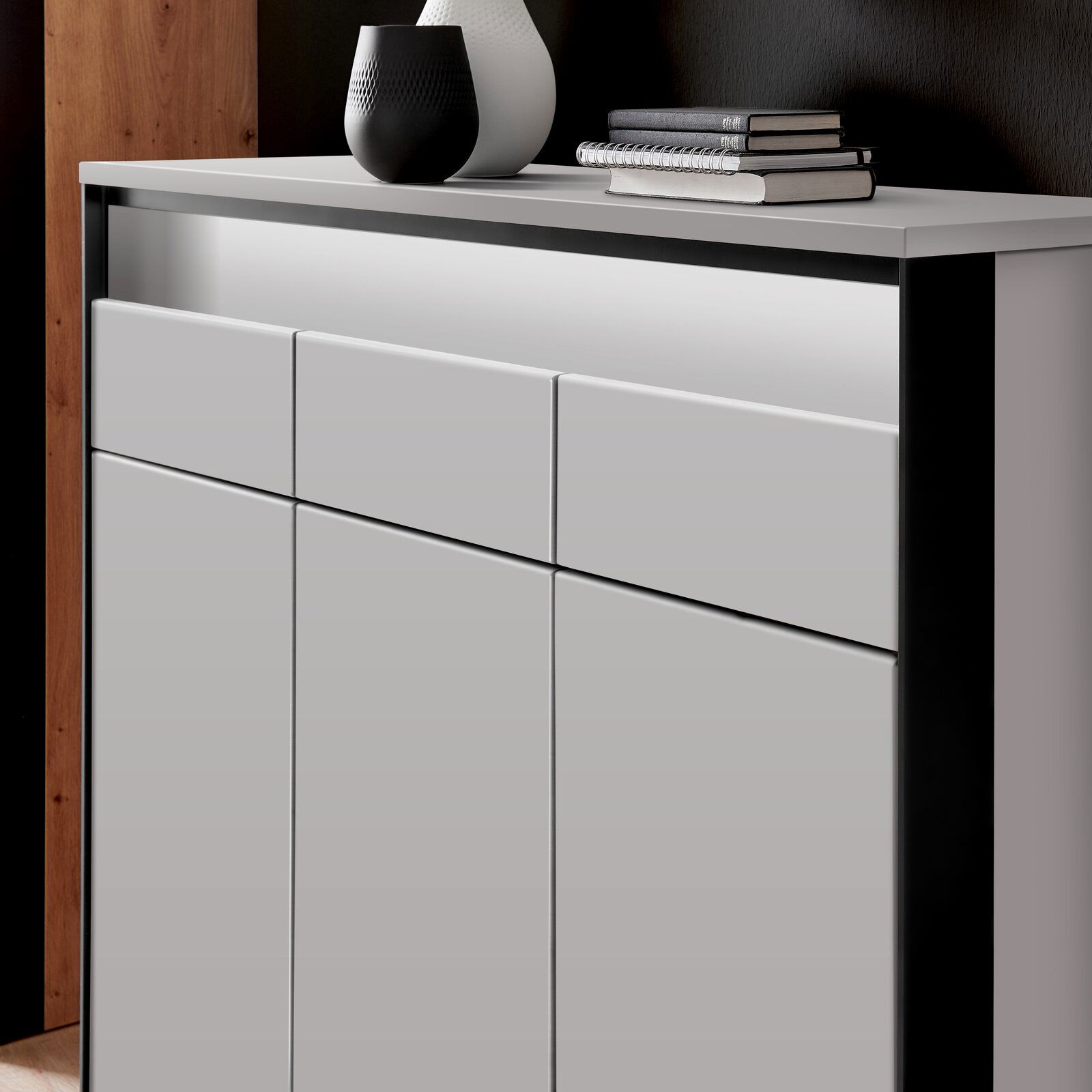 Moderner XL-Schuhschrank in Weiß mit schwarzem Rahmen, seitliche Perspektive