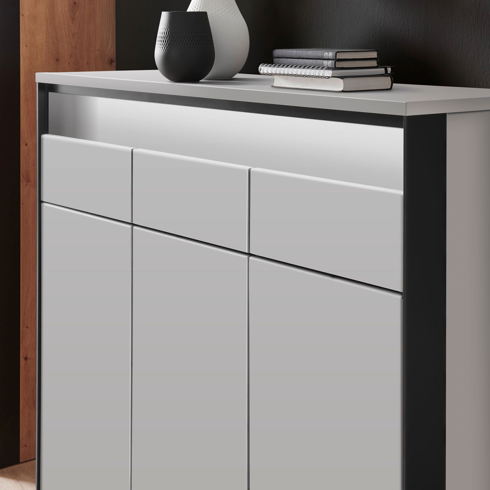 Moderner XL-Schuhschrank in Weiß mit schwarzem Rahmen, seitliche Perspektive