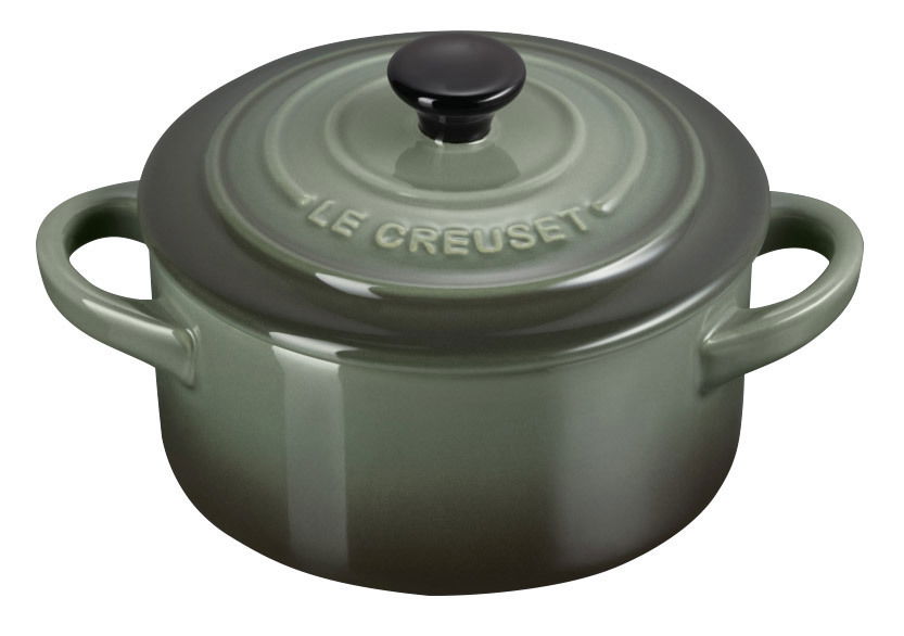LE CREUSET Mini-Cocotte Klassik 10 cm Thyme SIGNATURE Grüne Mini-Cocotte von Le Creuset mit Deckel und zwei Griffen, aus schräger Perspektive fotografiert.