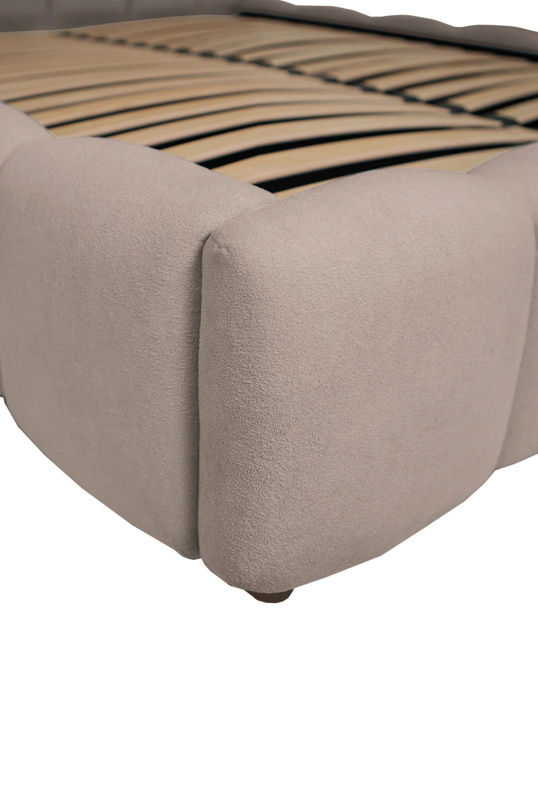 Nahaufnahme eines Polsterbettgestells in Beige mit Holzlattenrost, seitliche Perspektive.