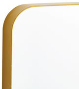 Nahaufnahme eines rechteckigen Spiegels mit abgerundeten Ecken und einem goldenen Rahmen, perspektivisch von der Seite aufgenommen.