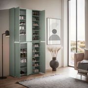 Grüner XXL-Schuh- und Mehrzweckschrank in einem modernen Wohnzimmer, gefüllt mit Schuhen, aus einer seitlichen Perspektive fotografiert.