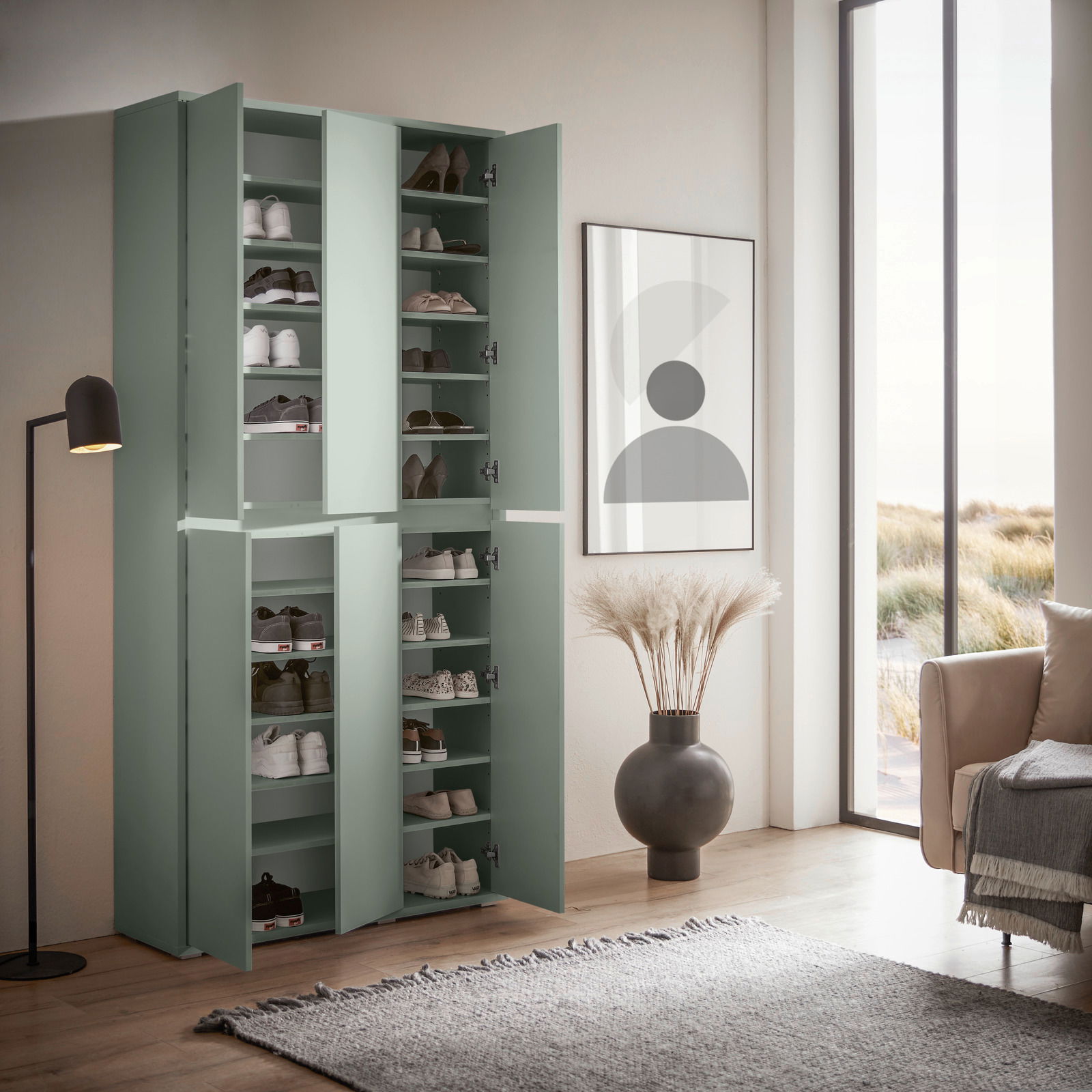 Grüner XXL-Schuh- und Mehrzweckschrank in einem modernen Wohnzimmer, gefüllt mit Schuhen, aus einer seitlichen Perspektive fotografiert.