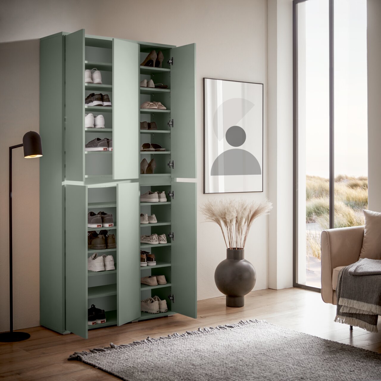 Groene XXL-schoenen- en multifunctionele kast in een moderne woonkamer, gevuld met schoenen, gefotografeerd vanuit een zijaanzicht.
