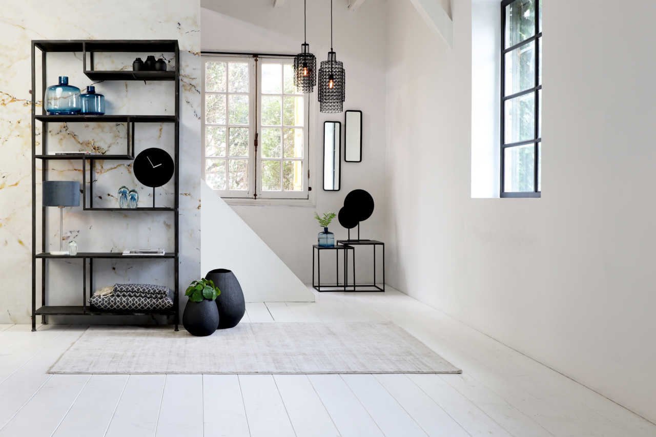 Moderner Beistelltisch in einem hellen Raum, seitliche Perspektive, dekoriert mit einer blauen Vase und Pflanzen.