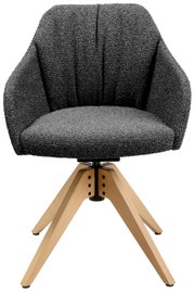Grijze fauteuil met gestoffeerde zitting en rugleuning, op een houten onderstel met vier poten. Vooraanzicht.