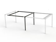 Perspektivische Ansicht einer Pergola-Erweiterung mit einem Teil in schwarzer Farbe und einem Teil als Drahtmodell.