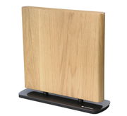 Magnet-Messerblock aus Eiche in seitlicher Perspektive auf schwarzem Sockel