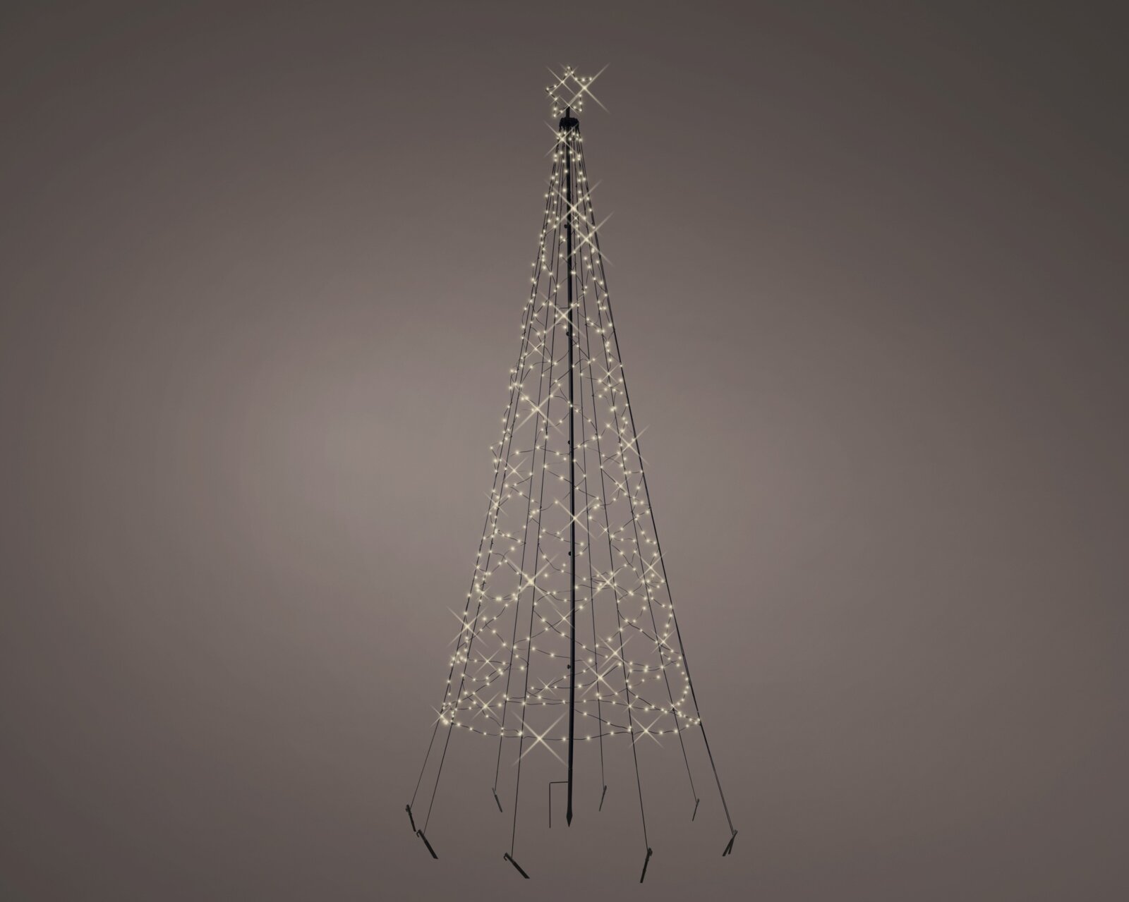 Kegelvormige kerstboom van zwart draad met warmwitte lichtjes en verlichte ster, volledig weergegeven vanuit vooraanzicht tegen een donkere achtergrond