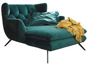 Grünes Longseat mit Samtbezug, dekoriert mit einem gelben Überwurf, seitliche Perspektive.