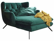 Grünes Longseat mit Samtbezug, dekoriert mit einem gelben Überwurf, seitliche Perspektive.