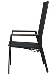 Seitenansicht eines modernen schwarzen Stapelstuhls mit Armlehnen.