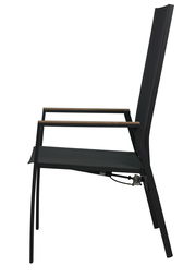 Seitenansicht eines modernen schwarzen Stapelstuhls mit Armlehnen.
