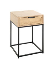 Moderner Nachttisch/Beistelltisch aus hellem Holz mit einer Schublade und schwarzem Metallgestell, freigestellt vor weißem Hintergrund, in schräger Frontansicht (3/4-Perspektive)