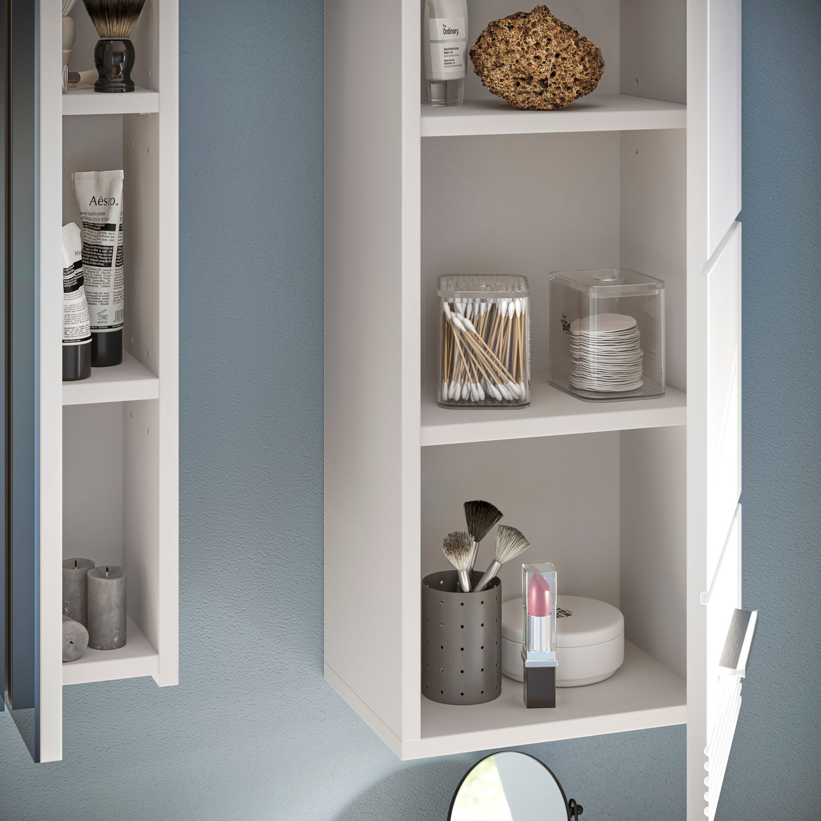 Hängeschrank LINUS in weißer Farbe, frontal fotografiert, mit offenen Regalen, die Kosmetikartikel und Accessoires enthalten.