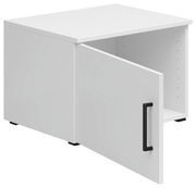 Weißer Aufsatzschrank mit geöffneter Tür und schwarzem Griff, seitliche Perspektive