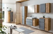Moderner Hochschrank in Holzoptik mit grauen Akzenten, Teil eines stilvollen Badezimmersets, aus seitlicher Perspektive fotografiert.