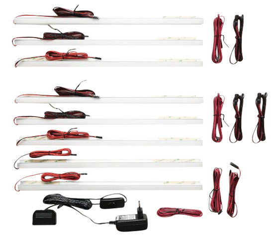 LED Rückwand Beleuchtung Set mit mehreren Leisten, Kabeln und Netzteil, von oben betrachtet.