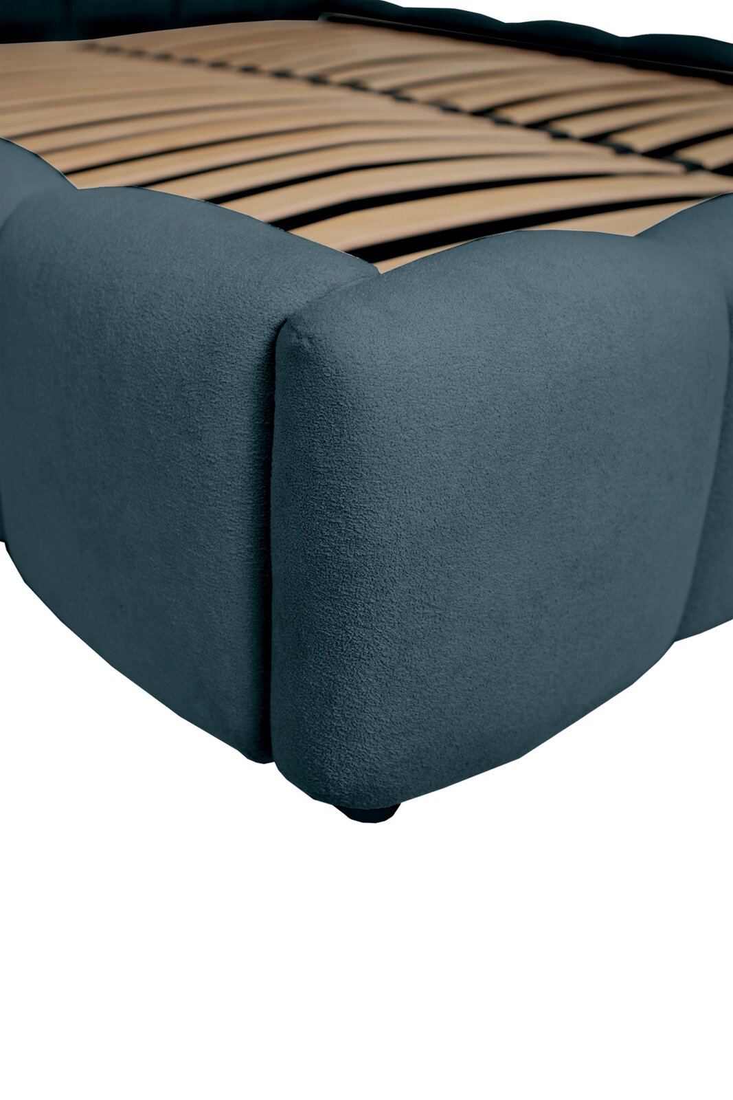 Nahaufnahme eines Polsterbettgestells in dunklem Stoff mit sichtbaren Lattenrosten, seitliche Perspektive.