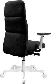 Schwarzer ergonomischer Bürostuhl mit hoher, gepolsterter Rückenlehne, verstellbarer Armlehne und weißem Drehkreuz auf Rollen, seitliche Ansicht schräg von hinten