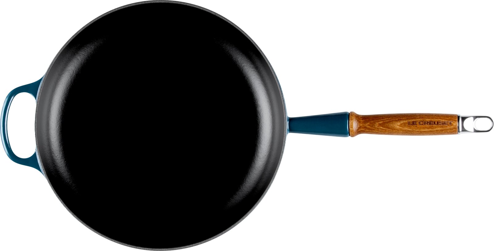 Bovenaanzicht van een zwarte gietijzeren koekenpan met blauwgroene buitenkant, houten steel met Le Creuset-logo en een extra handgreep aan de overzijde