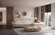 Beige Longchairkombination in modernem Wohnzimmer, seitliche Perspektive