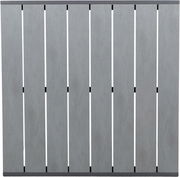 Draufsicht auf eine quadratische Tischplatte aus grauen Holzlatten, die Teil eines Gartentisches ist.