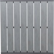 Draufsicht auf eine quadratische Tischplatte aus grauen Holzlatten, die Teil eines Gartentisches ist.