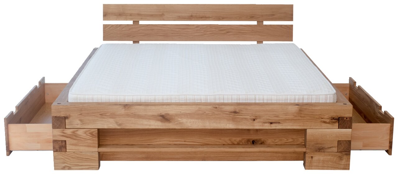 Vooraanzicht van een houten balkenbed met twee open lades aan de zijkanten en een wit matras.
