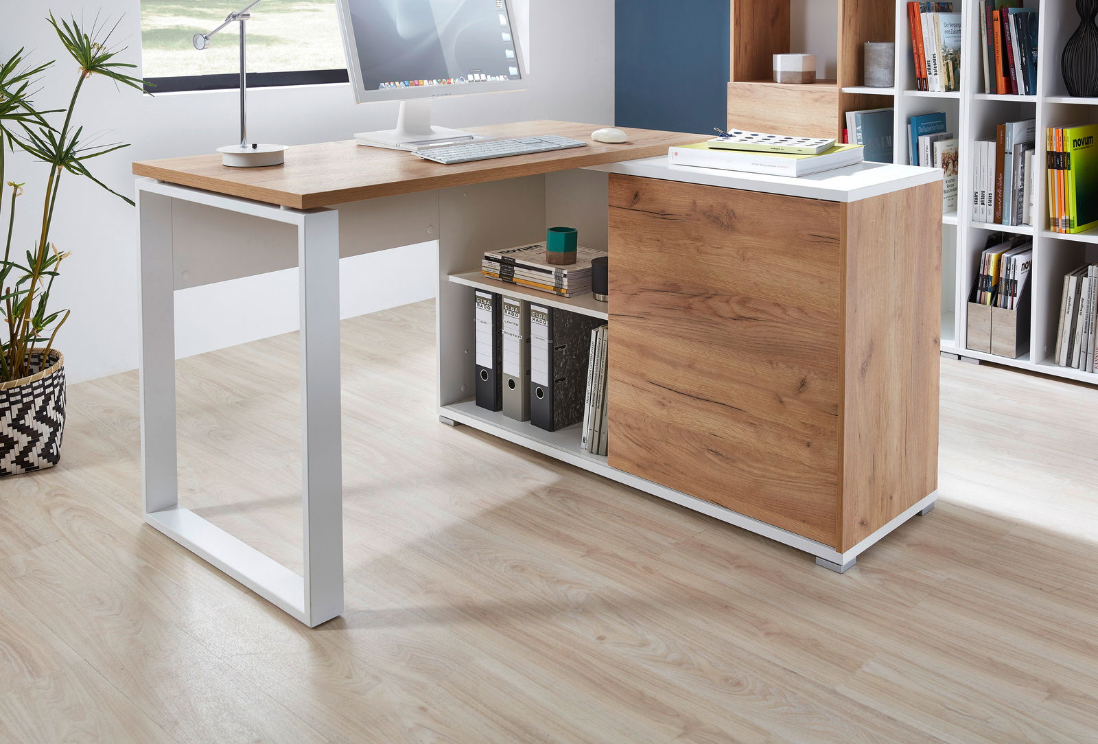 Moderner Schreibtisch mit Holz- und Weißmetall-Elementen, seitliche Perspektive, mit Monitor, Tastatur und Büchern dekoriert.